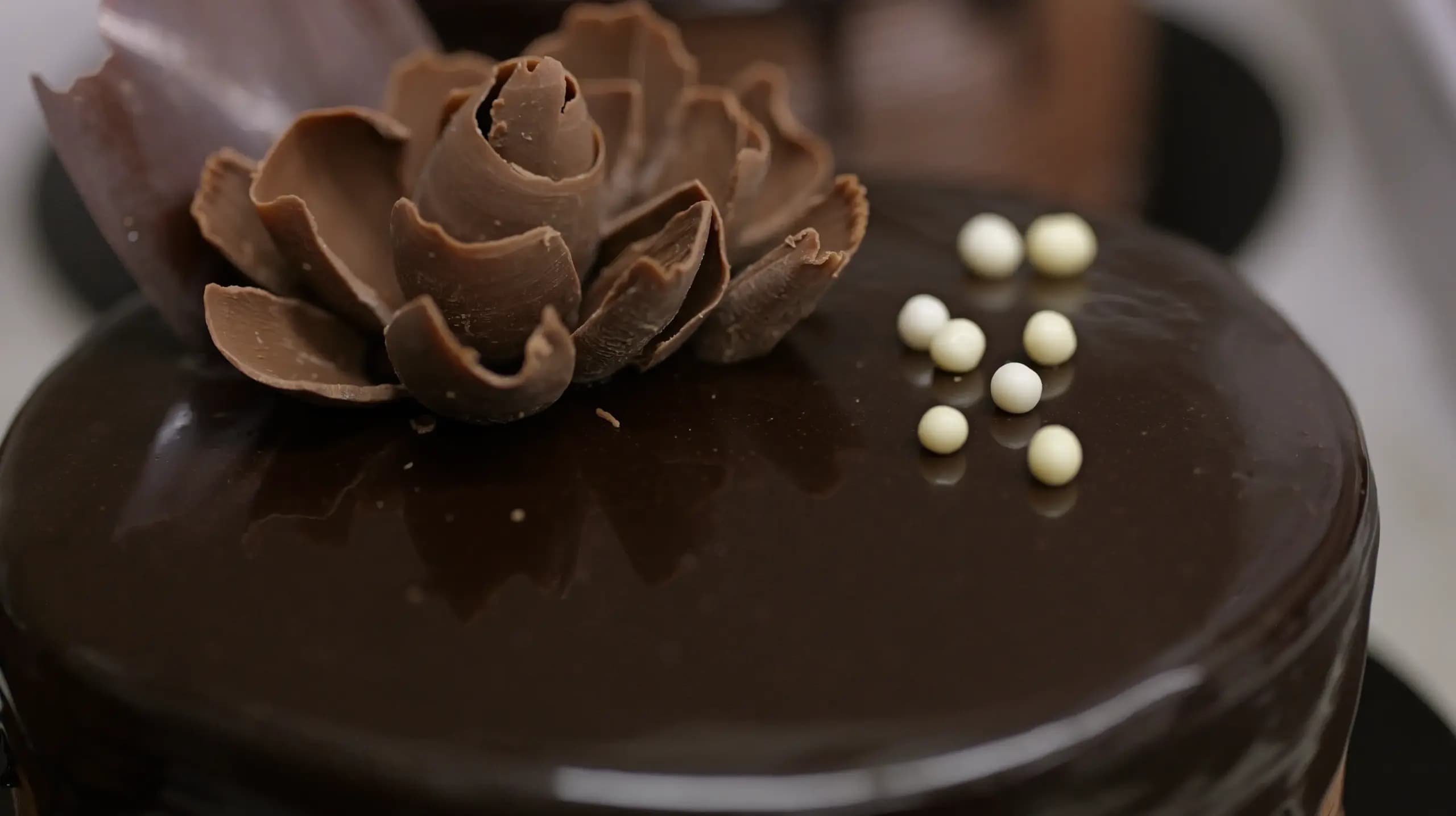 Gâteau au chocolat décoré d'une rose en copeaux de chocolat